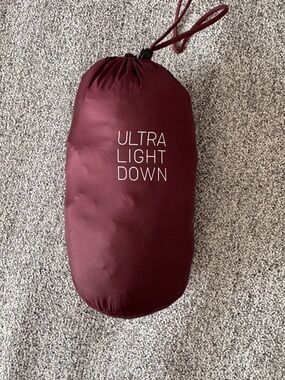 Uniqlo Burgundy Packable Puffer Ultra Light Down Jacket Size M
